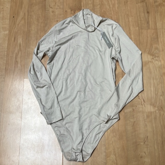 NWT Everlane Luster Long Sleeve Mock Neck Bodysuit Sandstone size M - Picture 2 of 5